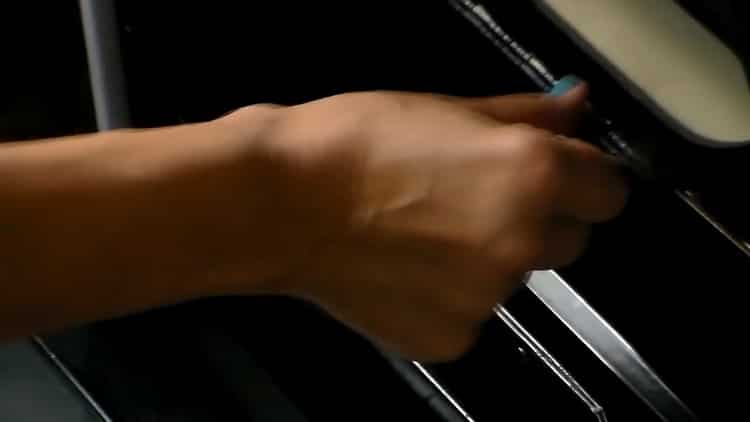 Upang makagawa ng isang mabilis na pizza sa oven, pasanin ang oven