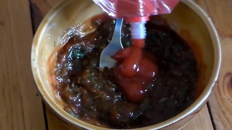 Upang makagawa ng mabilis na pizza sa oven, ihanda ang sarsa