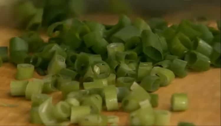 על פי המתכון, להכנת פילה הייק, קוצצים את הבצל