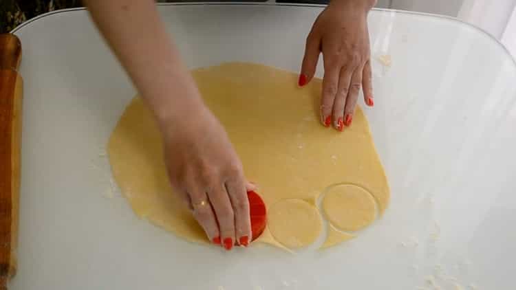 Pour faire des biscuits, préparez un moule