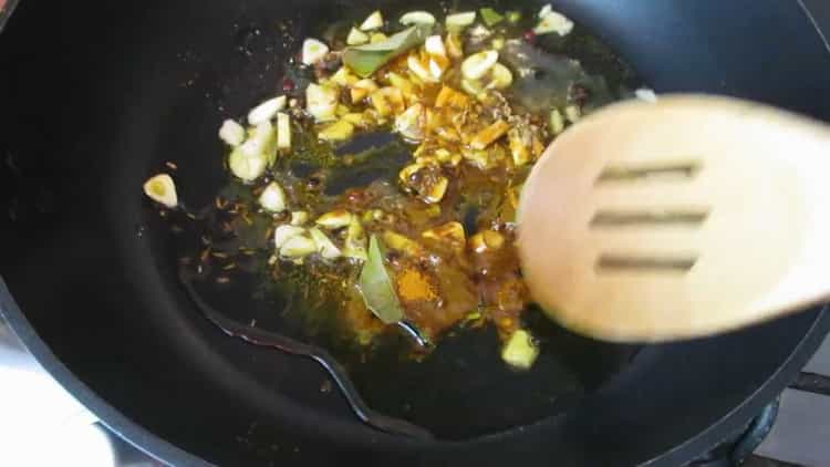 maghanda ng pampalasa para sa pritong isda