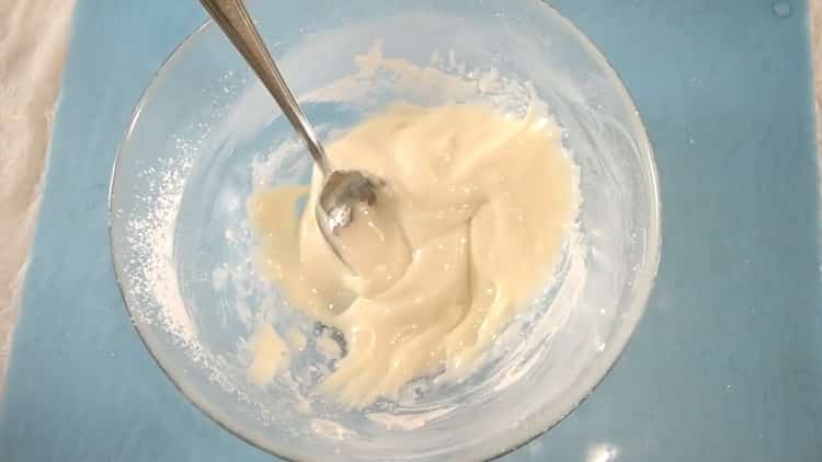 Mischen Sie die Zutaten für die Ingwer-Keks-Glasur.