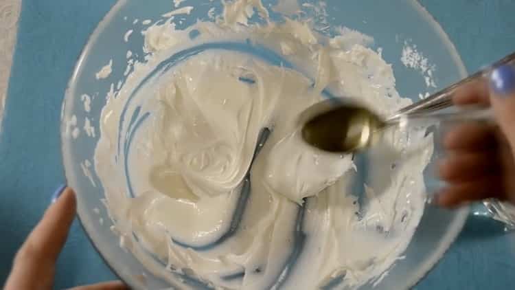 Fügen Sie Zitronensaft hinzu, um die Lebkuchenglasur zu machen.