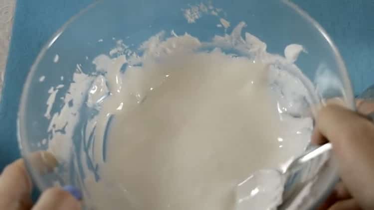 Um die Glasur für Ingwerplätzchen vorzubereiten, bereiten Sie alles vor, was Sie benötigen