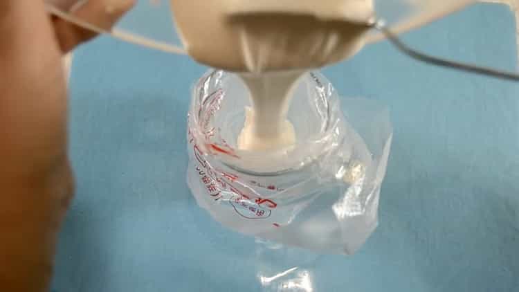 Bereiten Sie Beutel vor, um die Glasur für Ingwerplätzchen vorzubereiten