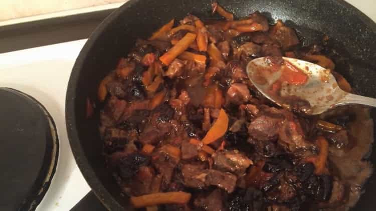 Вкусно задушено говеждо месо, приготвено по проста рецепта, е готово