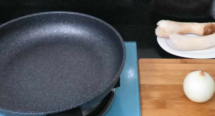 Conform rețetei de gătit de pește, încălziți tigaia