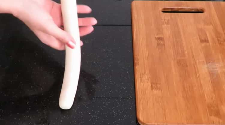 Pentru a face găluște chinezești, rostogoliți o împletitură