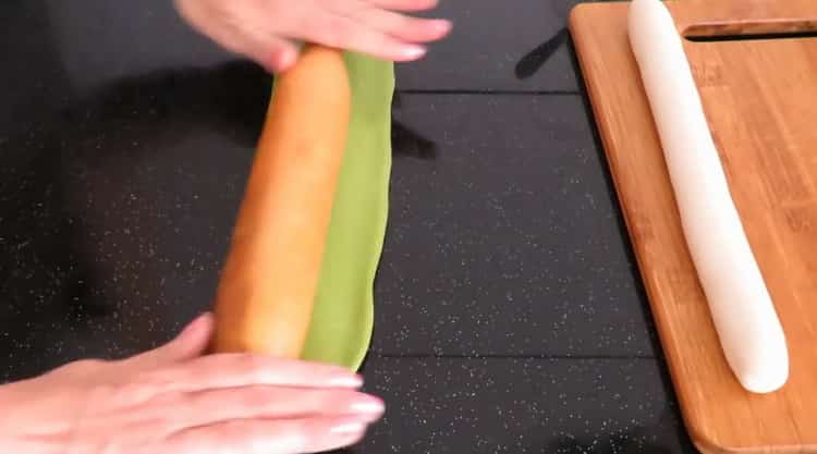 Pentru a face găluște chinezești, rulează aluatul