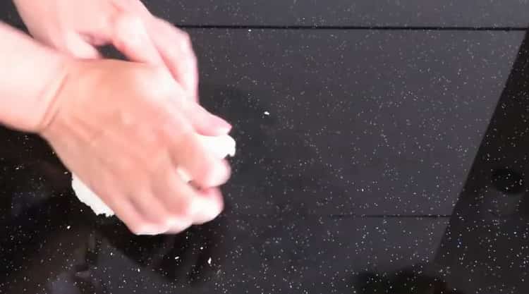 Pentru a face găluște chinezești, frământați aluatul