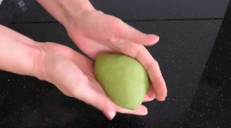 Pentru a face găluște chinezești, frământați aluatul