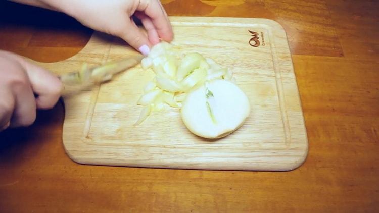 Pentru a găti gulaș de vită într-un aragaz lent, toacă ceapa