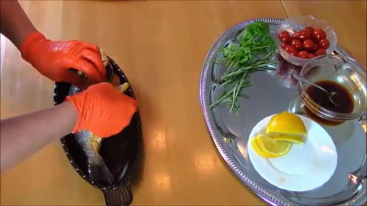 Pour faire cuire la dorado au four, remplissez-la de sauce de poisson
