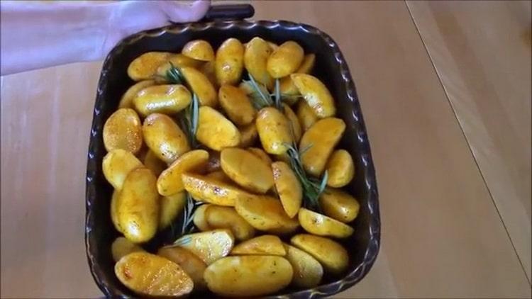 Pour faire dorado au four, ajoutez des herbes aux pommes de terre