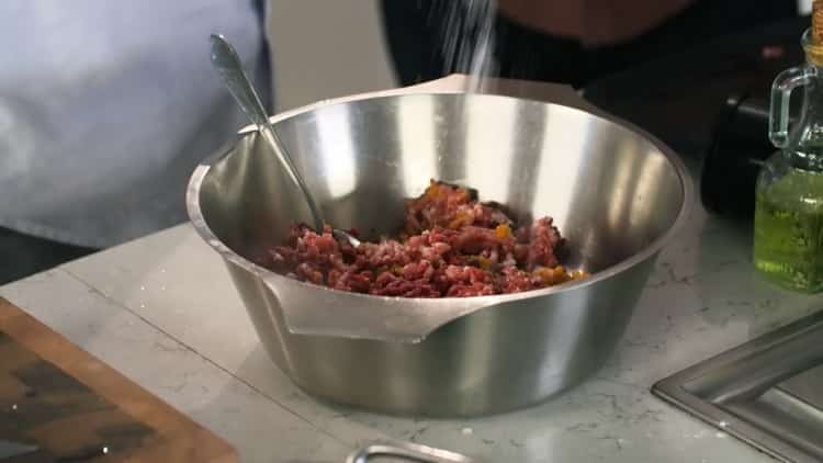 Pro vaření ježků s mletým masem s rýží. míchejte mleté ingredience