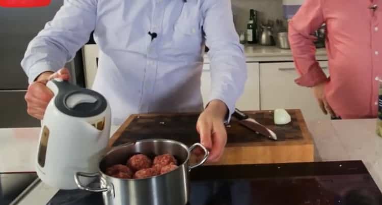 Pro přípravu ježků z mletého masa s rýží naplňte placičky vodou