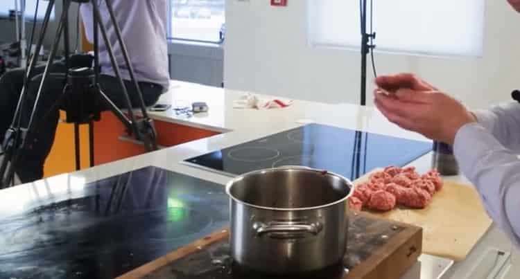 Pro přípravu ježků z mletého masa s rýží vaříme kotlety