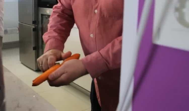 Pro vaření ježků s mletým masem s rýží. loupaná zelenina