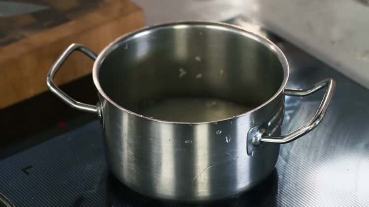 Pro vaření ježků s mletým masem s rýží. vařte rýži