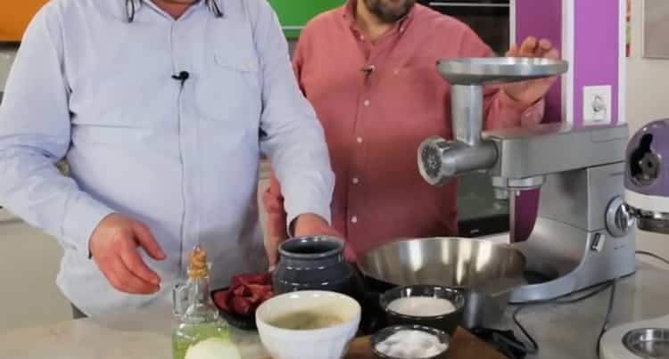 Pro vaření ježků s mletým masem s rýží. vařte mleté maso