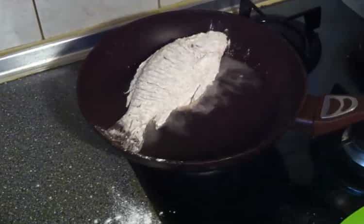 För att förbereda stekt fisk, förbered en bröd
