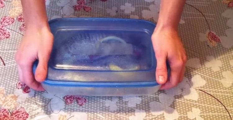 För att laga stekt fisk, marinera fisken