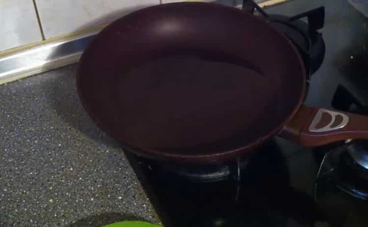 För att laga stekt fisk värmer du stekpannan