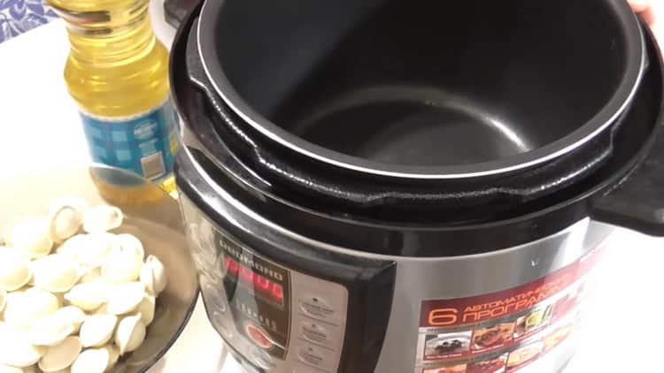 Pour préparer des boulettes frites dans une cocotte minute, préparez les ingrédients