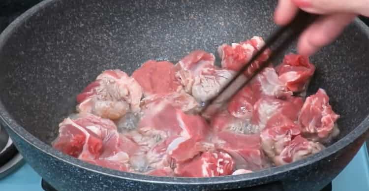 Per cuinar vedella rostida amb patates. fregir la carn