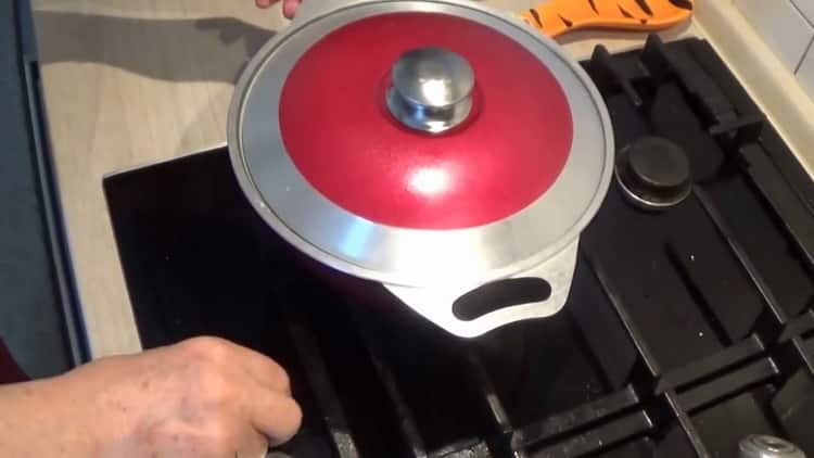 Pour faire cuire le lapin rôti, couvrir et laisser mijoter