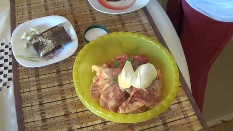 Pour faire cuire le lapin rôti, ajoutez de la crème sure