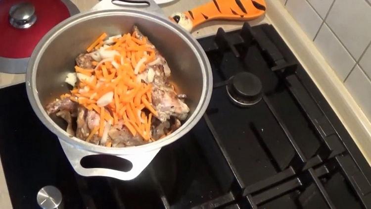 Pour faire cuire le lapin rôti, ajoutez des légumes