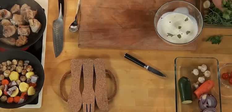 За да направите пилешко печено с картофи, пригответе соса