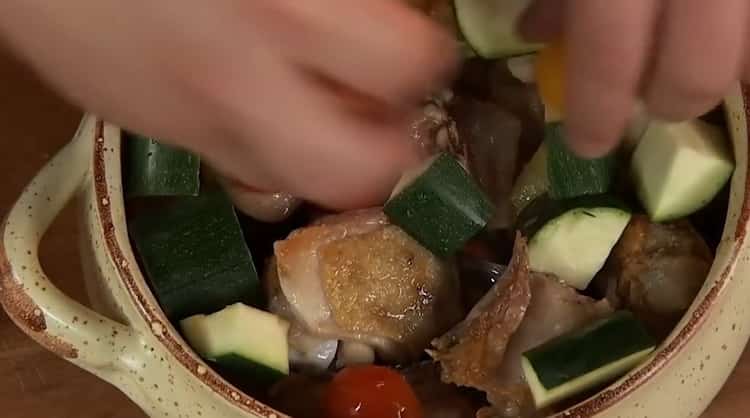 За да направите пилешкото и картофеното печено, сложете съставките във форма