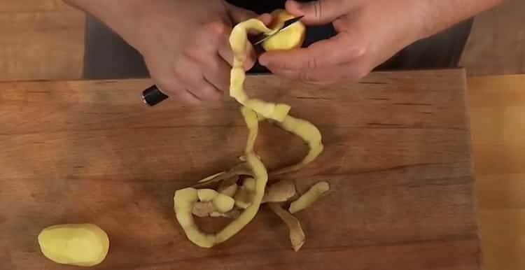 За да приготвите печеното пиле с картофи, подгответе съставките