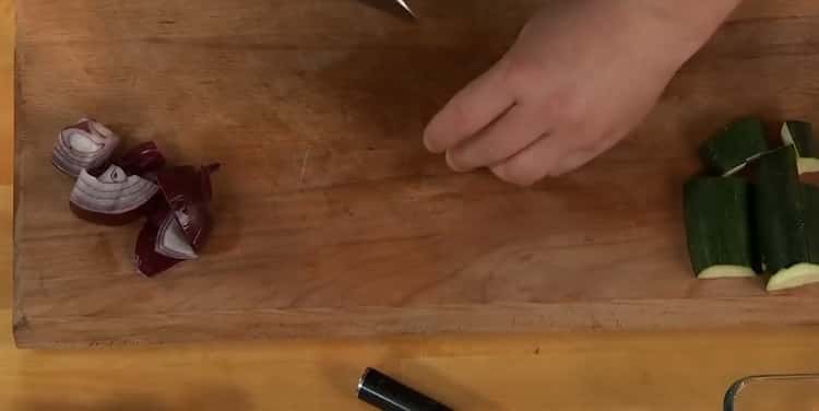 За да приготвите пилешко печено с картофи, накълцайте тиквички