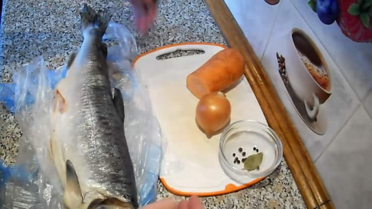 Prepara los ingredientes para el pescado en gelatina