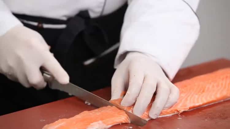 קוצצים דגים לפני הכבישה