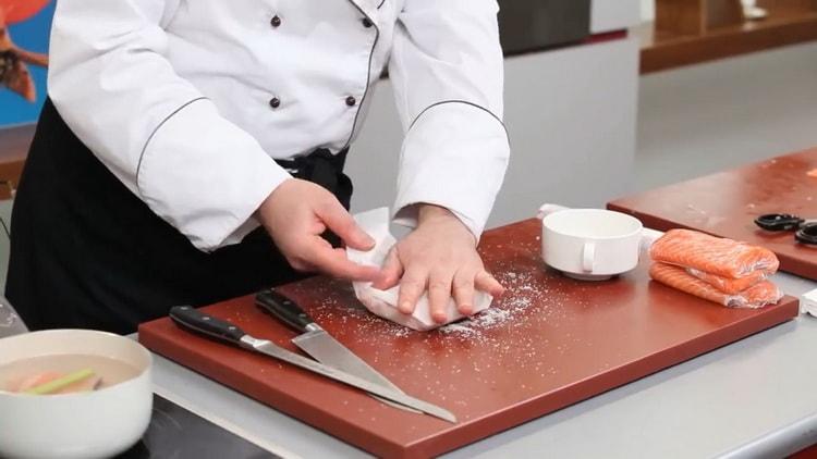 שים את הדגים בקלף ועוטפים