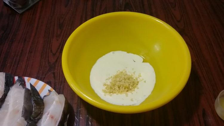 За да готвите сом от сом, смесете заквасена сметана с чесън