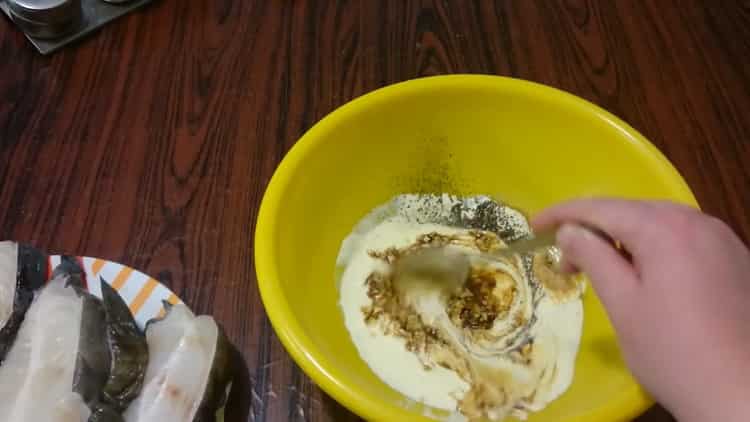 За да приготвите сом от сом, пригответе соса