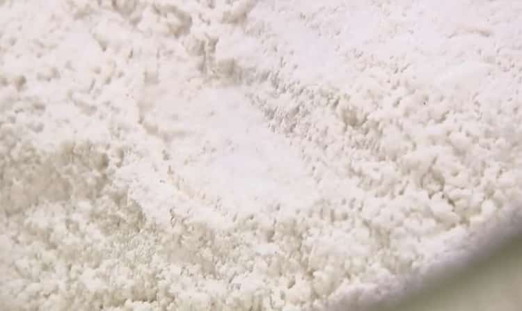 Amestecă ingredientele pentru a face o plăcintă scurtă de patiserie.