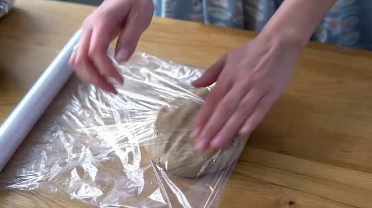 Pour faire des biscuits au pain d’épice, mettez la pâte dans un sac