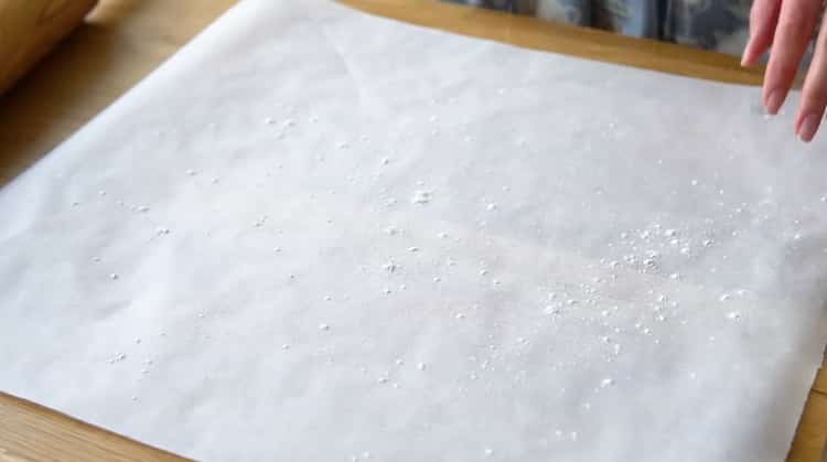 Pour préparer des biscuits au pain d’épice, préparez une plaque à pâtisserie