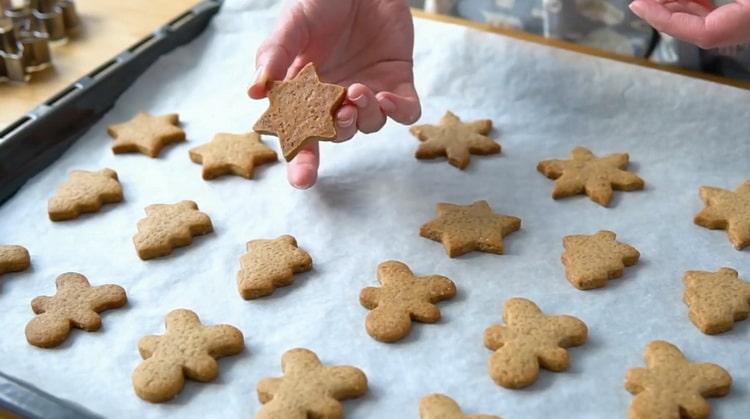Faire des biscuits au pain d'épice, cuire des biscuits