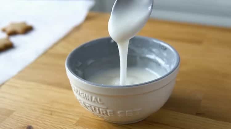 Pour faire des biscuits au pain d’épice, préparez le glaçage