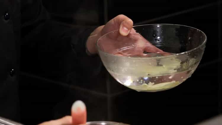 Охладете съставките, за да направите кисел джинджифил.