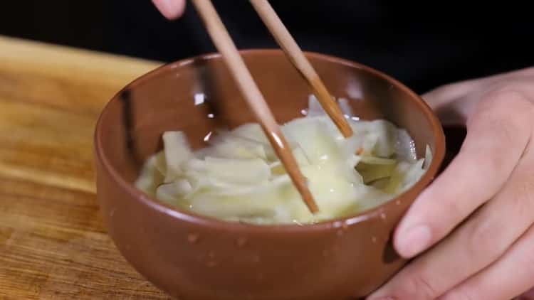 Пикантният, маринован джинджифил е готов