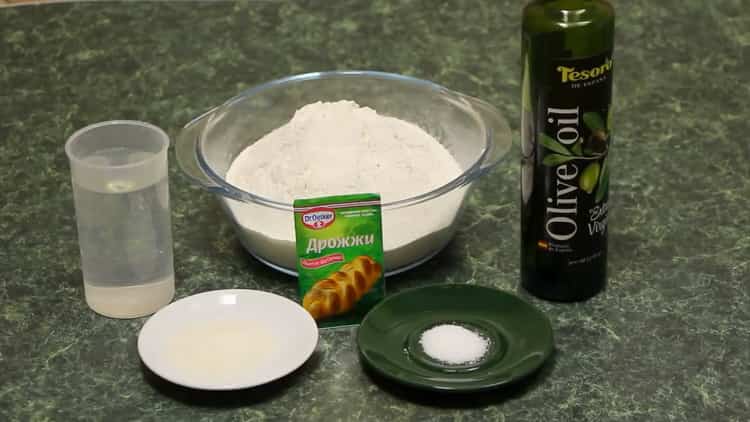 Para sa paghahanda ng pizza na Italyano. sift flour