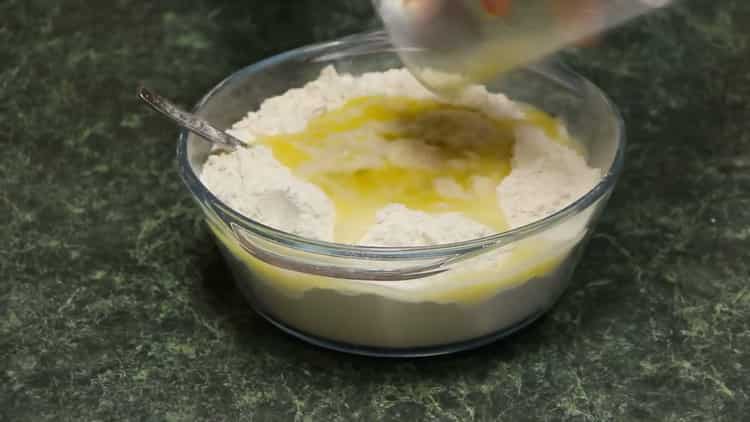 Para sa paghahanda ng pizza na Italyano. paghaluin ang mga sangkap